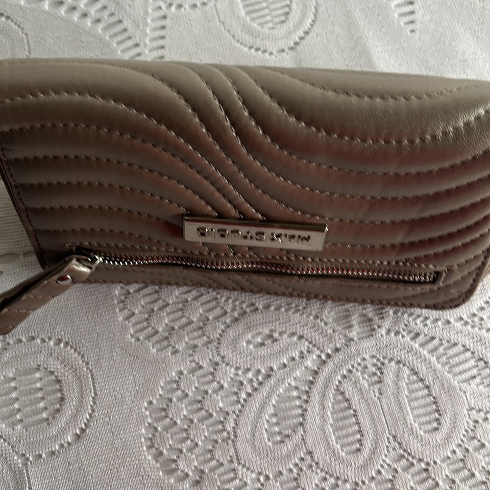 Ladies Wallet . - Picture 6 of 7